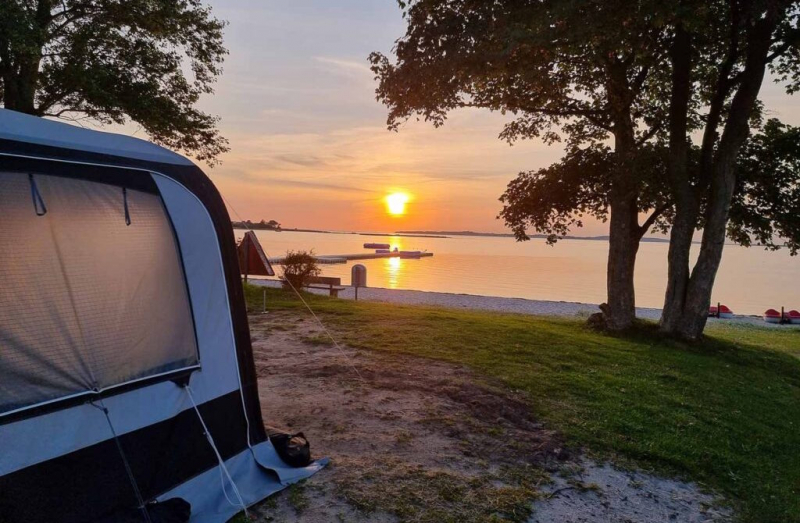 Hos oss får du havet tett på – og det på hele tre sider.
Med direkte tilgang til den mest fantastiske barnevennlige
badestranden.