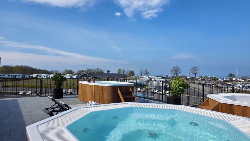 Ligger rett ved by, strand og marina, som den eneste campingplassen på Fyn. Plassen er delt inn i to avdelinger og ligger i rolige omgivelser med en herlig atmosfære og gode leforhold.