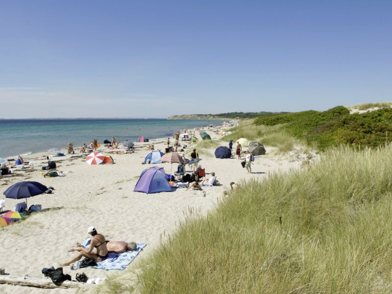 Ristinge sommerCamp ligger i et veldig vakkert naturområde, 300 m fra den praktfulle Ristinge Strand. Øhavets beste strand.