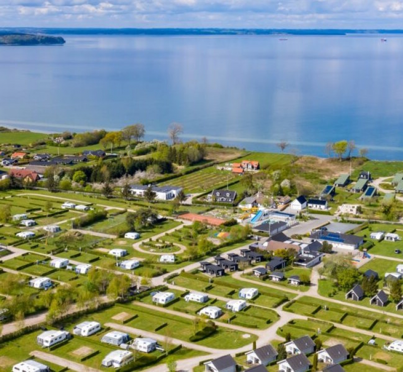 Velkommen til FYNS HYGGELIGE HJØRNE. Her får du en fortryllende utsikt over Lillebælt, morsomt badeland og mye mer.