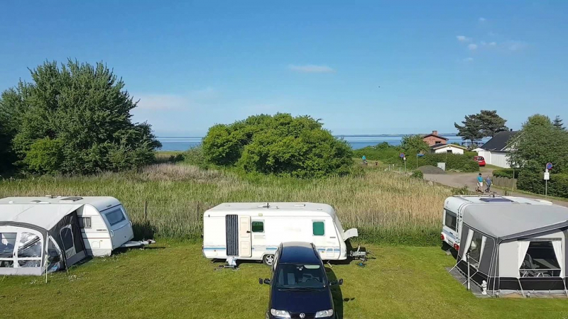 Ekte idyll, nærhet og ferie helt ned i gir …Den ligger rett ved en flott barnevennlig sandstrand hvor det er badebrygge og sklie ut i vannet.