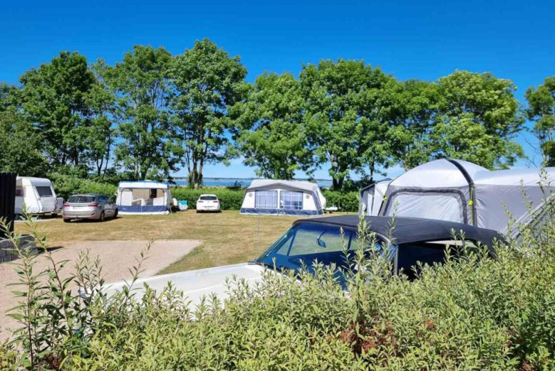 Nyd friheten og slapp av på First Camp Holbæk Fjord med utsikt over Isefjorden.