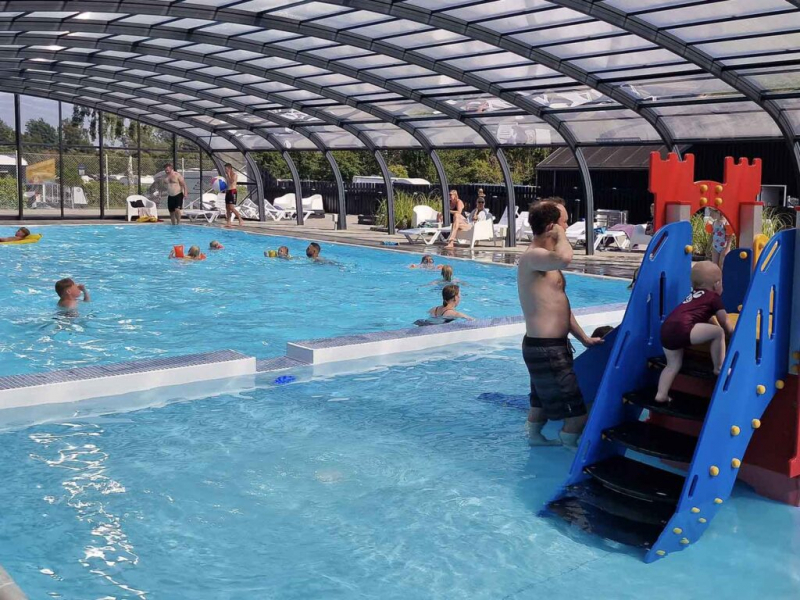 Her er været aldri en unnskyldning for å ikke ha det gøy. Vi har strand, overbygd basseng og oppvarmet boblebad.